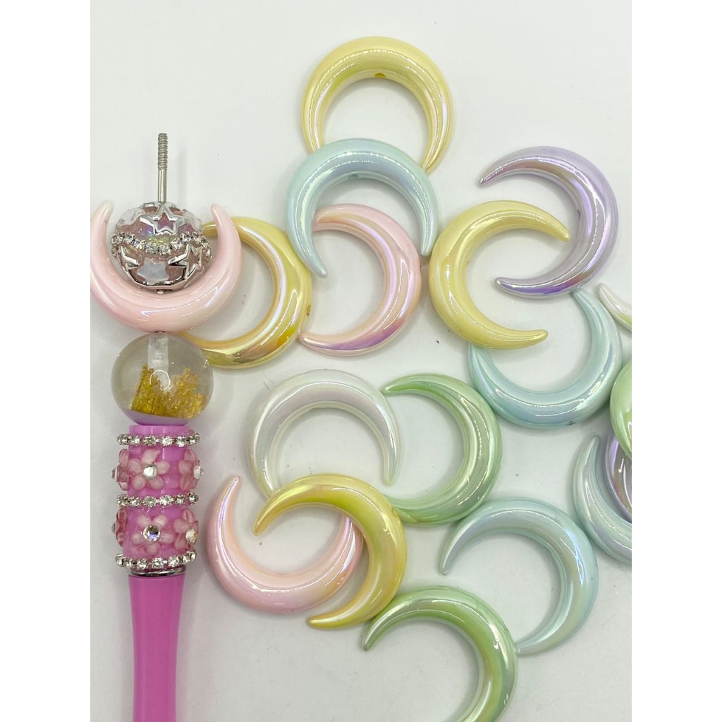 Makintab na Moon Shaped Acrylic Beads Na May UV Finish Sa Isang Hole ,28mm by 33mm, Random Mix